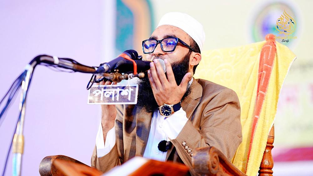 মঞ্চে বয়ানের মুহূর্ত