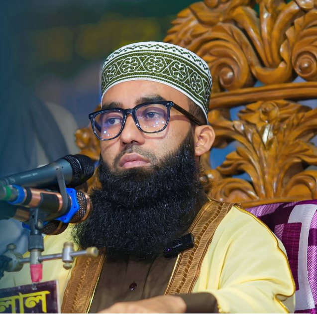 মুফতি রফিকুল ইসলাম সিরাজী মঞ্চে বয়ান দিচ্ছেন